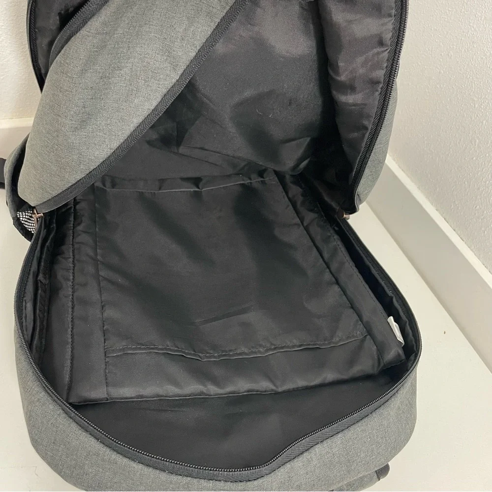Case logic Gray Laptop Backpack in very good condition